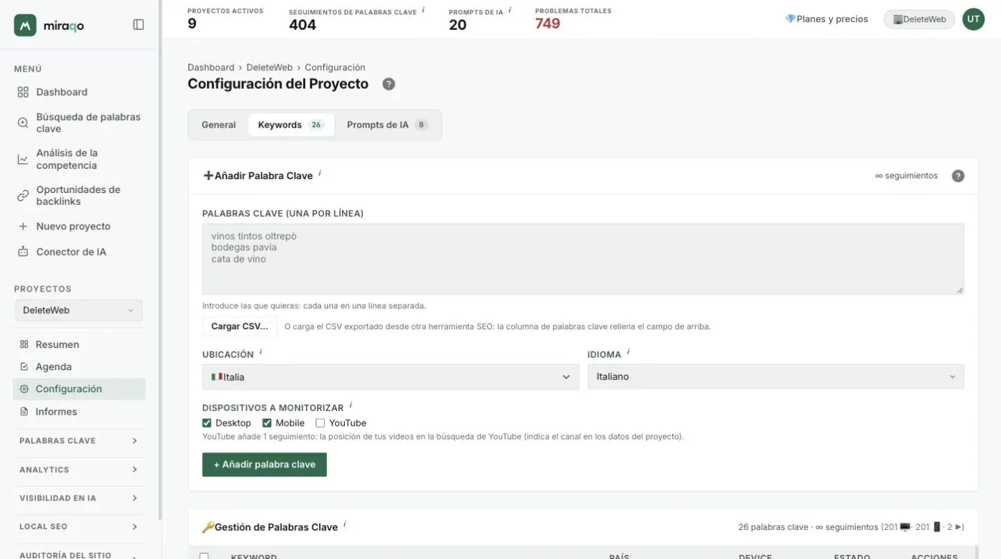 El formulario Añadir Palabra Clave con las casillas Escritorio y Móvil preseleccionadas entre los dispositivos a rastrear
