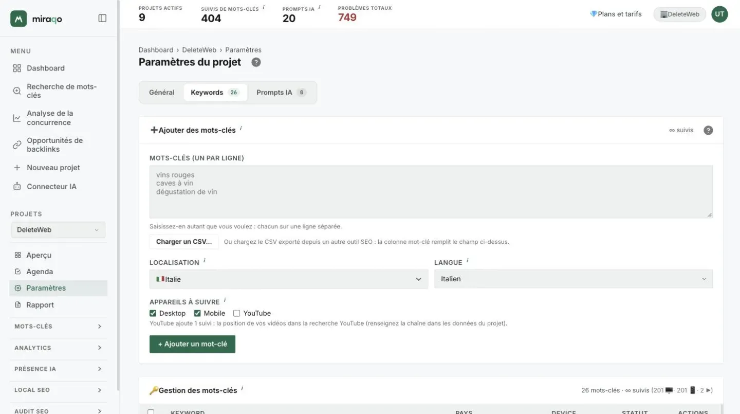 L’onglet Mots-clés avec le formulaire Ajouter des mots-clés : la zone de texte avec un mot-clé par ligne, le bouton Charger un CSV…, Pays et Langue, les appareils à suivre et le bouton de confirmation