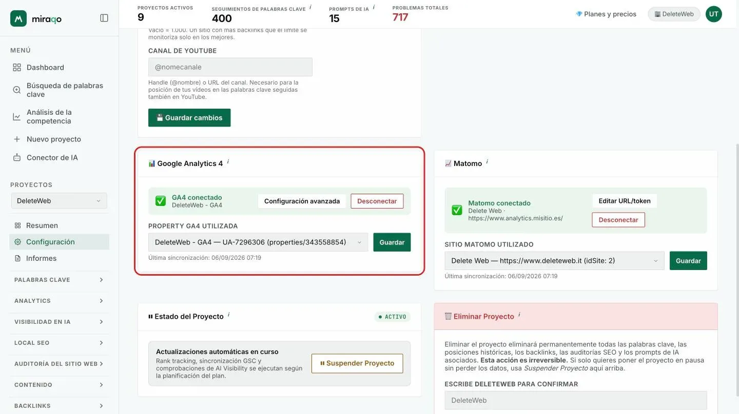 Las tarjetas Google Analytics 4, resaltada, y Matomo una junto a la otra en el estado autenticado sin propiedad o sitio seleccionados: el banner amarillo, el menú para elegir la propiedad o el sitio, Guardar y Desconectar