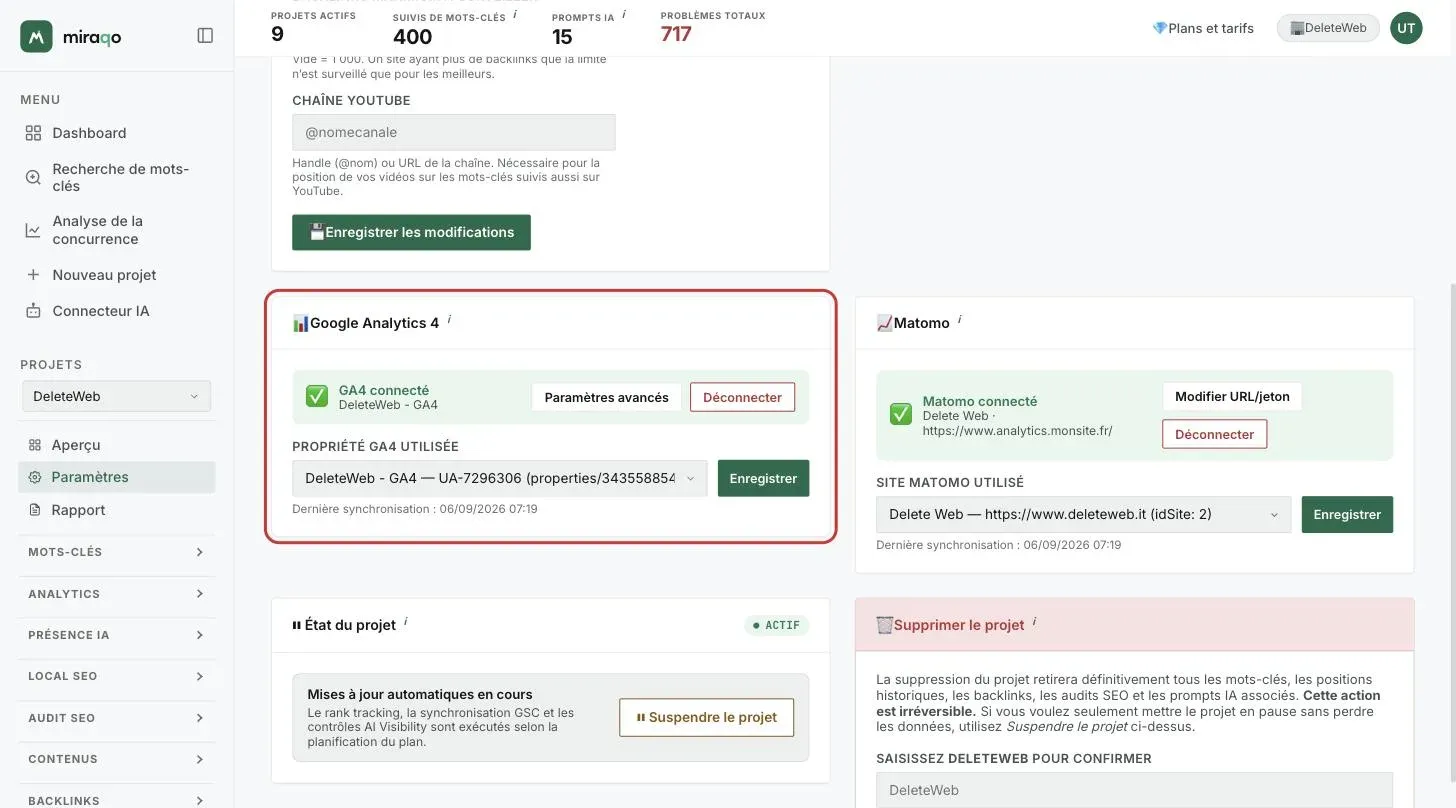 Les cartes Google Analytics 4, mise en évidence, et Matomo côte à côte dans l’état authentifié sans propriété ni site sélectionnés : la bannière jaune, le menu pour choisir la propriété ou le site, Enregistrer et Déconnecter
