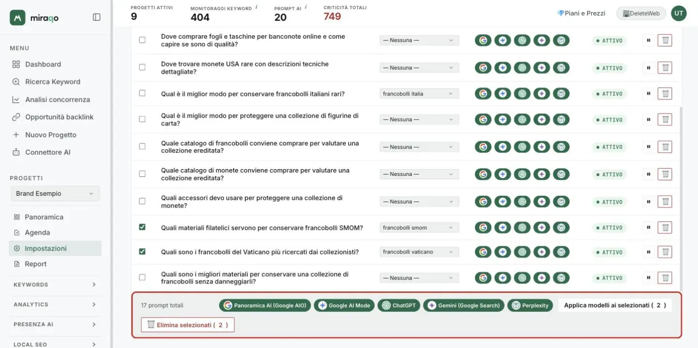 La tabella dei prompt monitorati con due righe spuntate in fondo e la barra evidenziata sotto la tabella: 17 prompt totali, i cinque modelli, Applica modelli ai selezionati (2) ed Elimina selezionati (2)