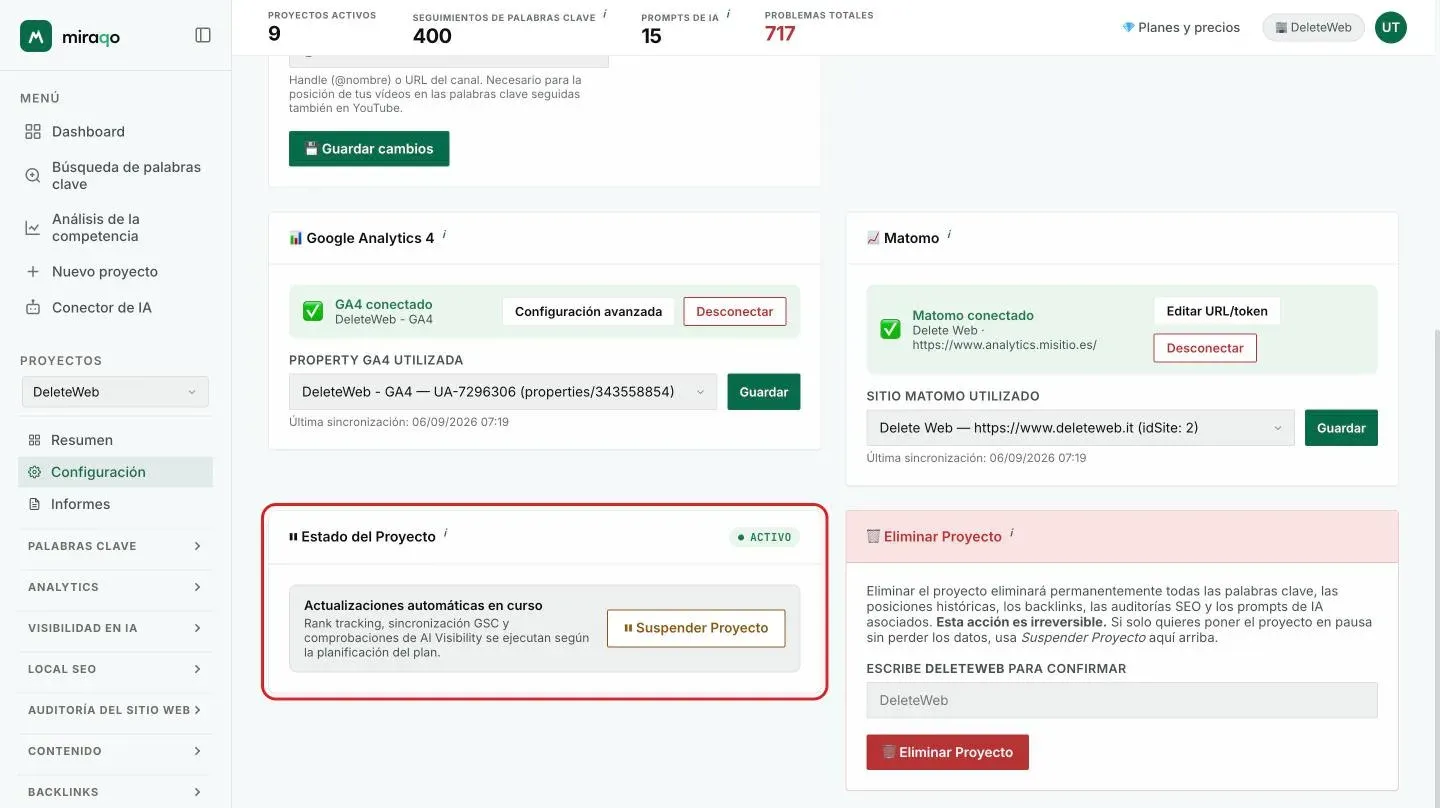La tarjeta Estado del Proyecto resaltada con la insignia Activo, la nota Actualizaciones automáticas en curso y el botón Suspender Proyecto; al lado, la zona roja Eliminar proyecto con el campo de confirmación