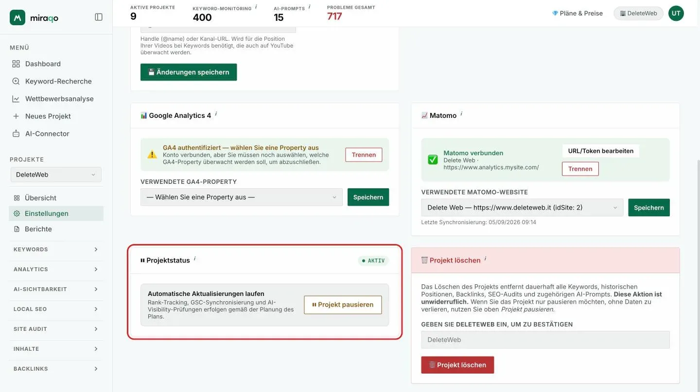Die hervorgehobene Karte Projektstatus mit der Pille Aktiv, dem Hinweis Automatische Aktualisierungen laufen und dem Button Projekt pausieren; daneben die rote Zone Projekt löschen mit dem Bestätigungsfeld