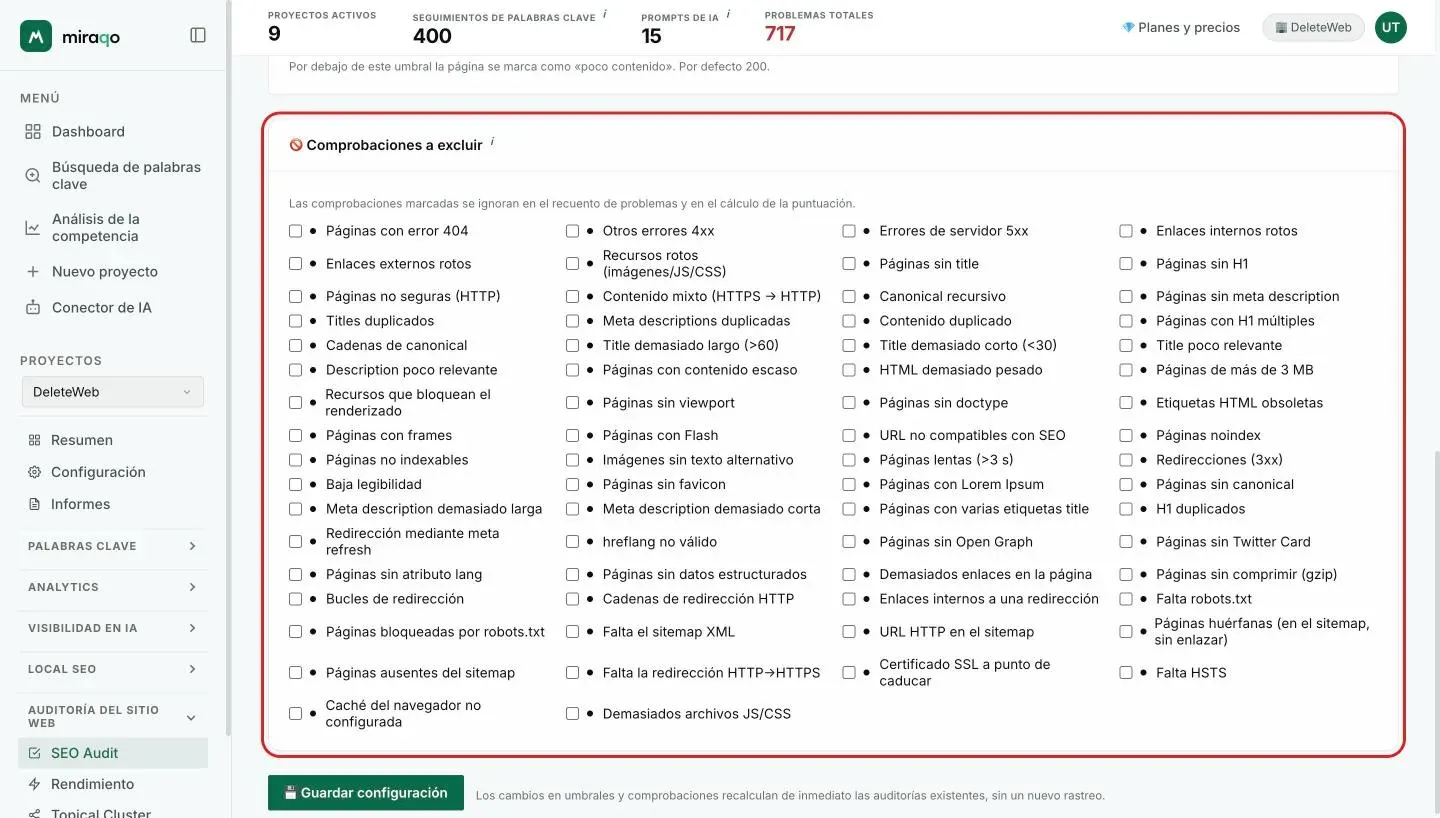 La tarjeta Comprobaciones a excluir con la rejilla de casillas, una por comprobación, y al final el botón Guardar configuración resaltado con la nota de que los umbrales y las comprobaciones recalculan de inmediato los audits existentes