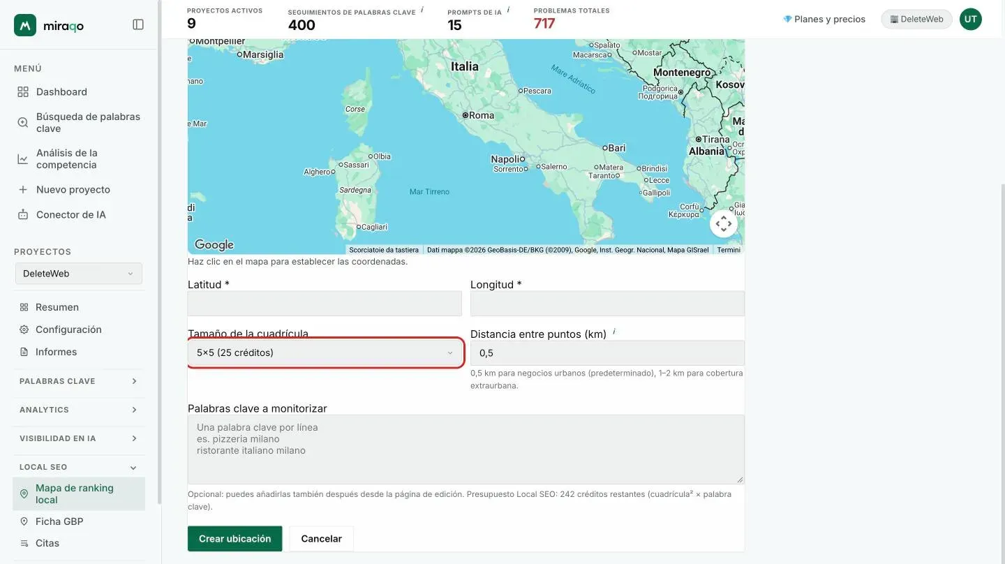 La parte baja del formulario: Latitud y Longitud rellenadas al hacer clic en el mapa, el selector Tamaño de la cuadrícula resaltado con el coste en créditos junto a cada medida, la Distancia entre puntos, el área de texto Palabras clave a monitorizar y el botón Crear ubicación