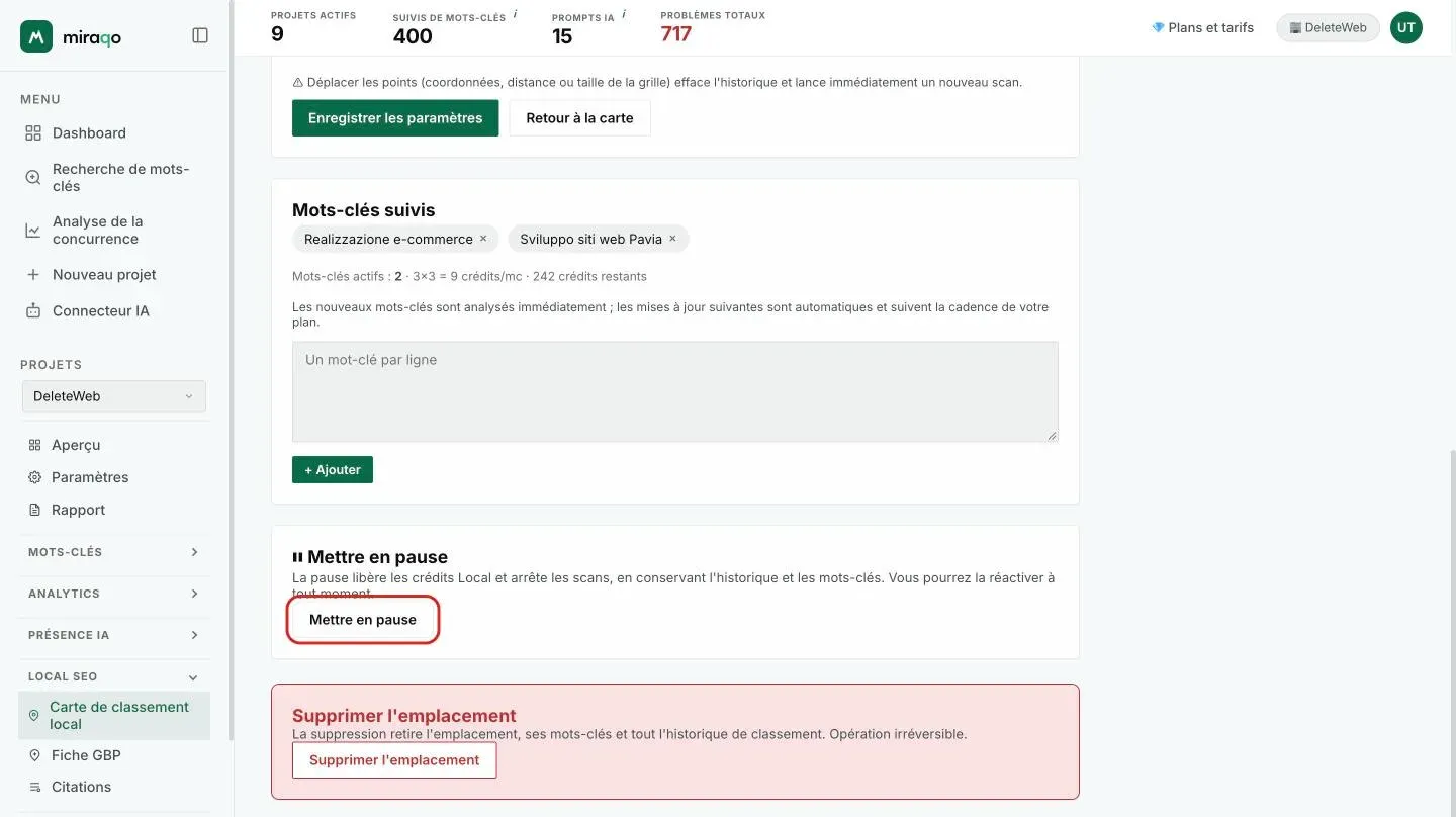 La partie basse de la page de modification : l’avertissement indiquant que déplacer les points efface l’historique, la carte Mots-clés suivis avec les pastilles des mots-clés, les crédits par mot-clé et la zone de texte pour en ajouter, la carte Mettre en pause avec le bouton mis en évidence et, en bas, la zone dangereuse Supprimer le lieu