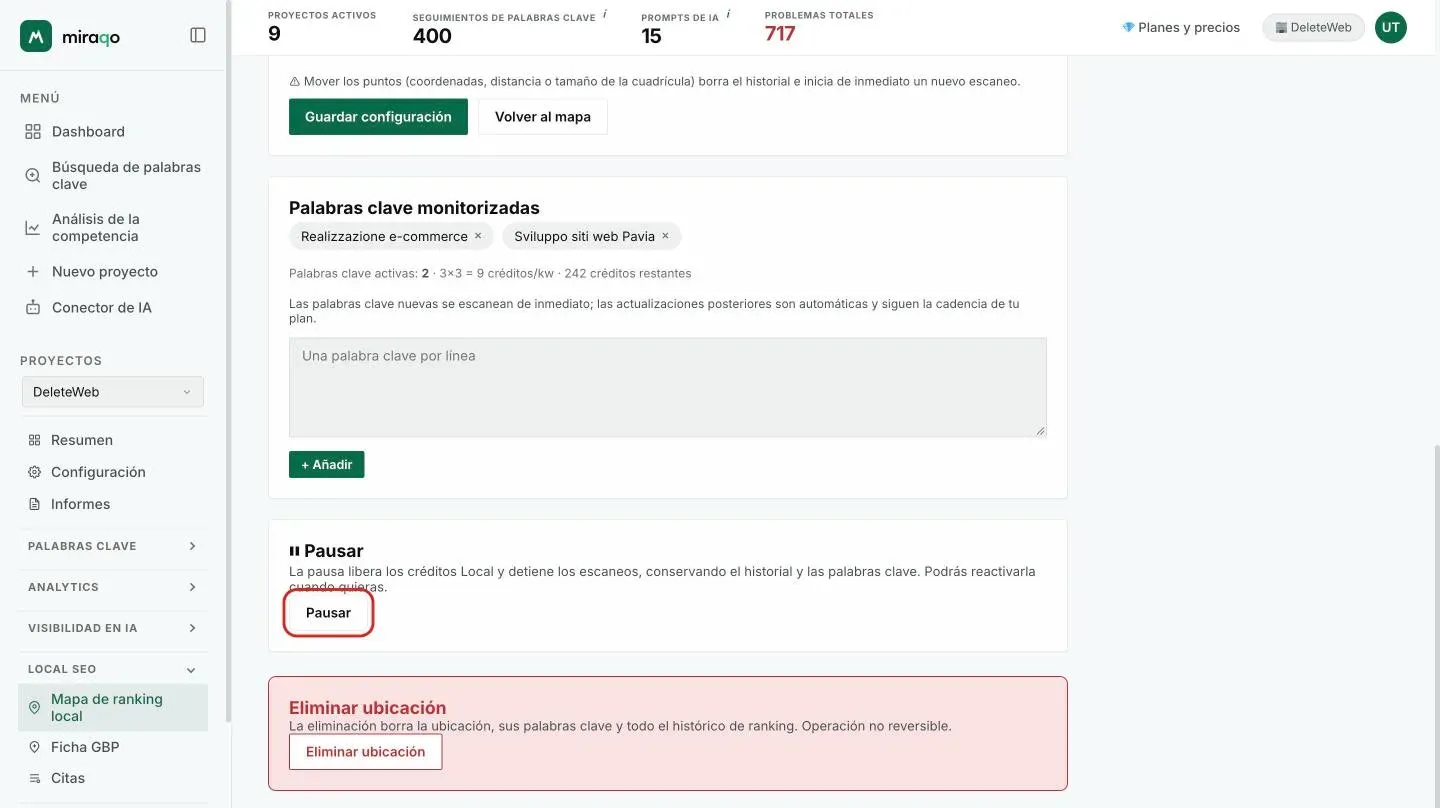 La parte baja de la página de edición: el aviso de que mover los puntos borra el histórico, la tarjeta Keywords rastreadas con las píldoras de las keywords, los créditos por keyword y el área de texto para añadir más, la tarjeta Pausar con el botón resaltado y al final la zona de peligro Eliminar ubicación